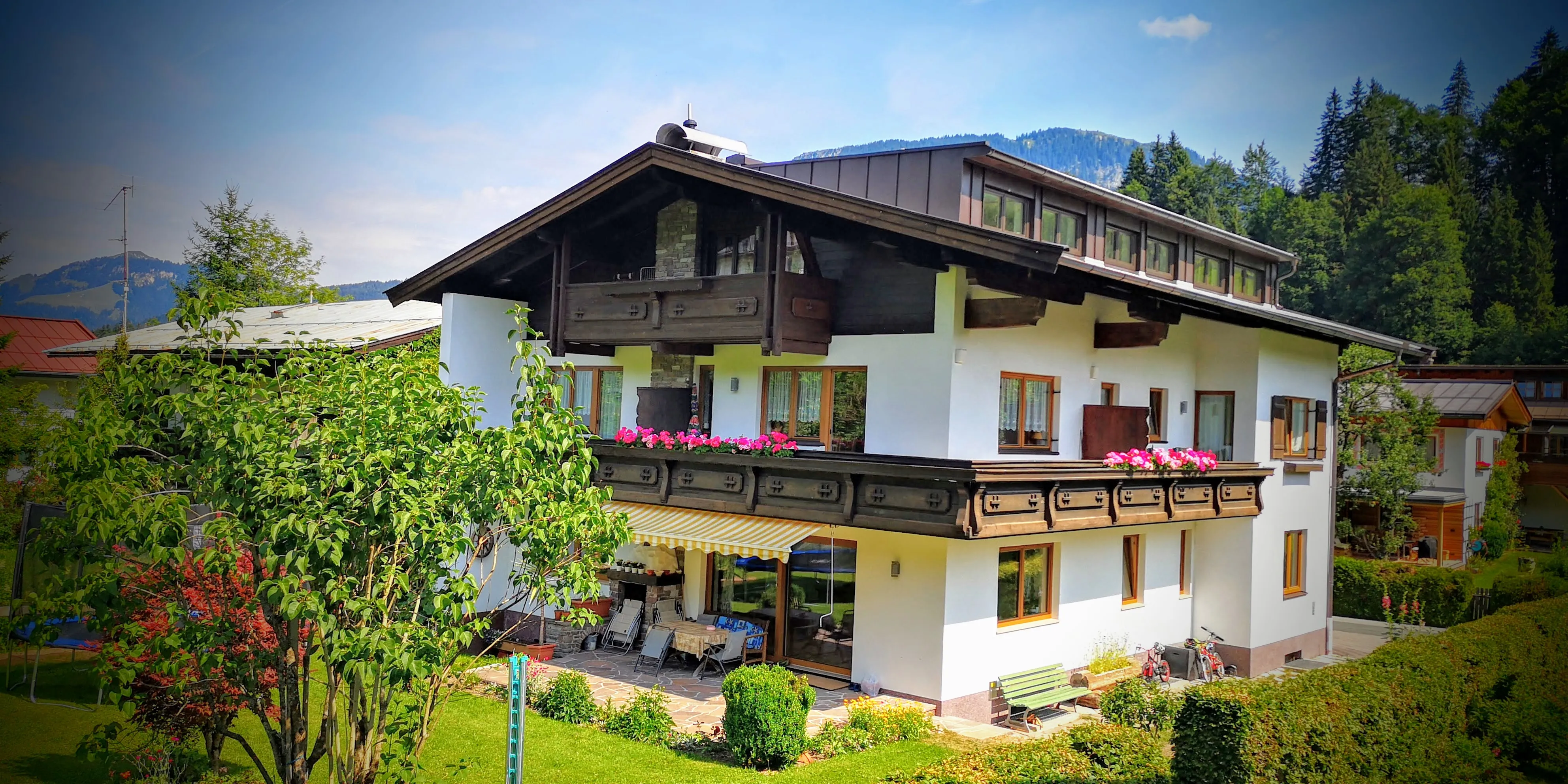 Titelbild: Haus und Aussicht auf die Kitzbüheler Alpen